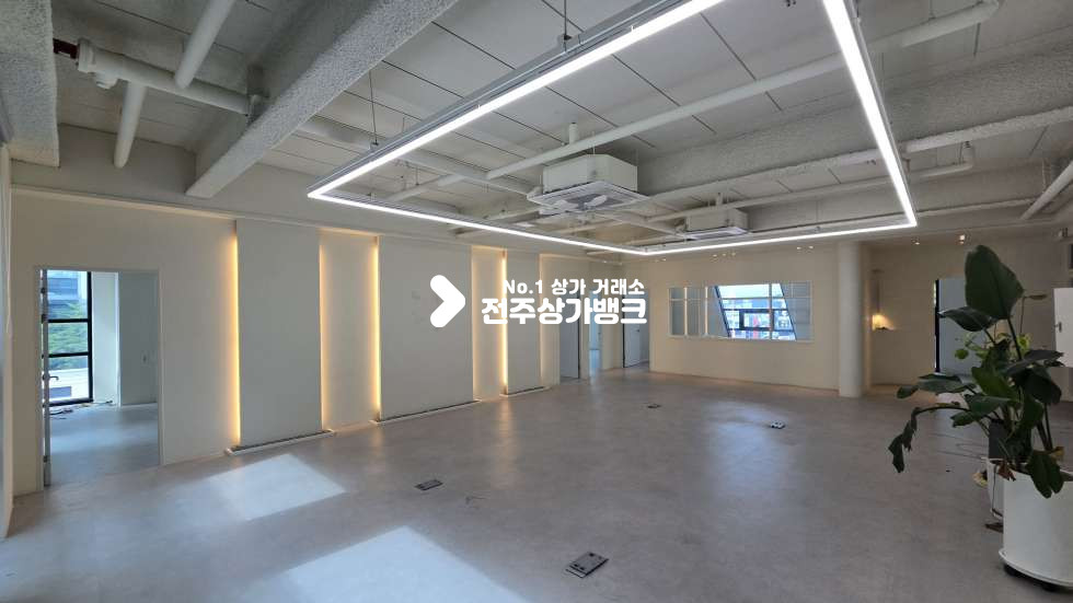 전북 전주덕진구 중동 혁신지구 55평형 내부룸분리,에어컨총6대 설치 인테리어깔끔해 즉시사용가능! 월세 매물번호 17558 사진 1