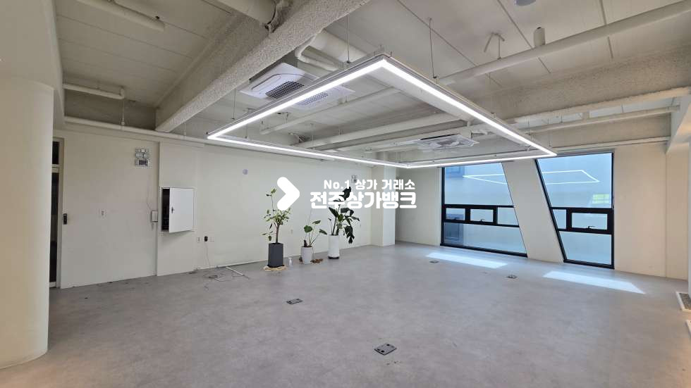 전북 전주덕진구 중동 혁신지구 55평형 내부룸분리,에어컨총6대 설치 인테리어깔끔해 즉시사용가능! 월세 매물번호 17558 사진 4