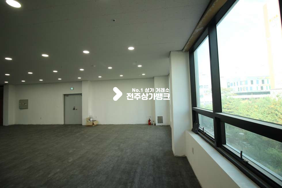 전북 전주덕진구 전미동2가 혁신도시 중심 주민센터건물에 위치하고 있는 상가 입니다. 월세 매물번호 10939 사진 3