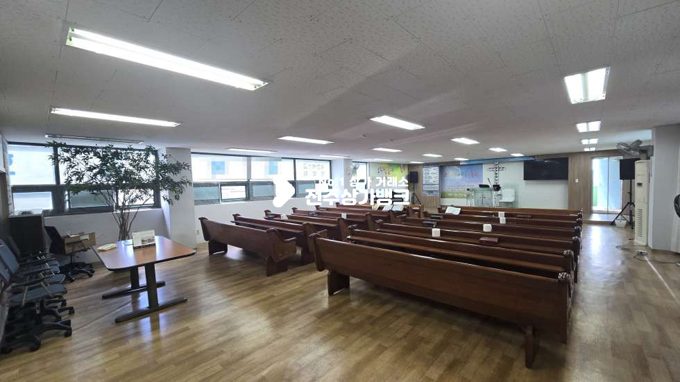 전북 전주완산구 평화동2가 평화동 3층 교회자리로 65평형 , 주위 아파트 단지로 유동인구 많은곳! 월세 매물번호 17601 사진 1