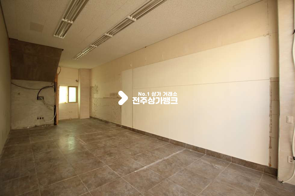 전북 전주덕진구 중동 중동 혁신도시 대로변에 위치한 상가 점포 임대 월세 매물번호 10942 사진 3