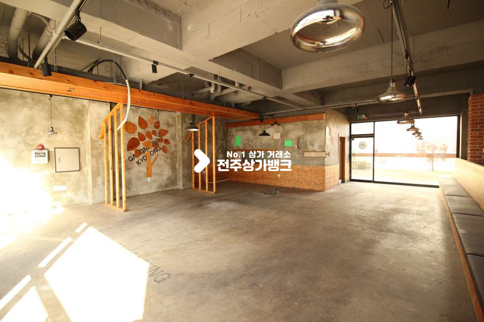 전북 전주덕진구 중동 중동 주택가에 위치한 40평대 1층 통 상가 입니다. 월세 매물번호 10943 사진 1
