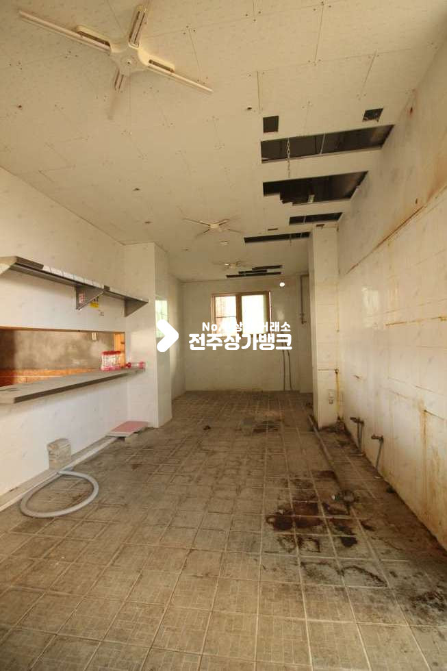 전북 전주덕진구 중동 중동 주택가에 위치한 40평대 1층 통 상가 입니다. 월세 매물번호 10943 사진 6