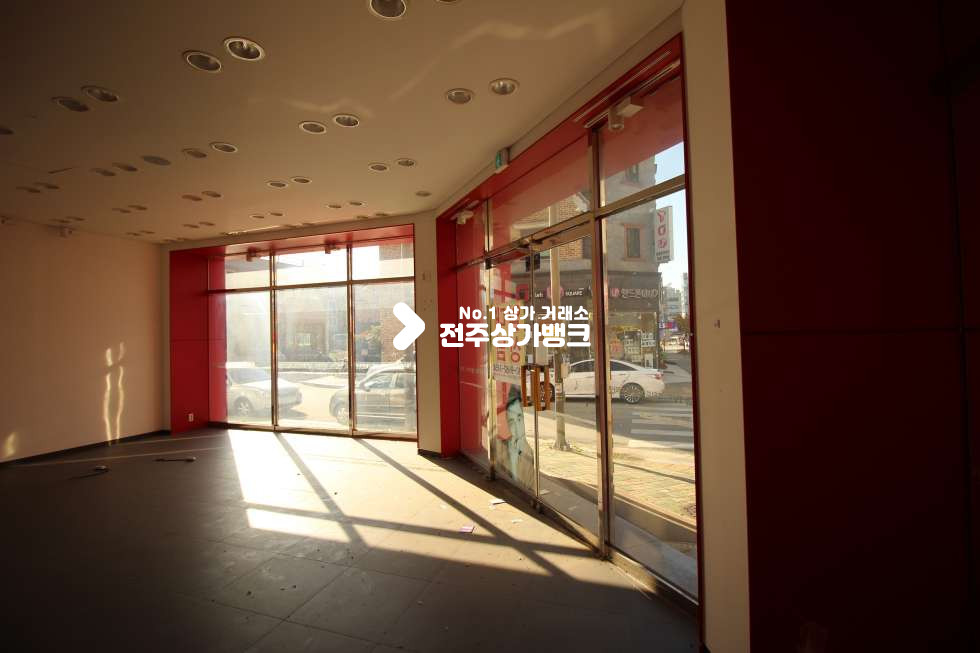 전북 전주덕진구 중동 혁신 우미린 아파트 대로변에 위치한 상가 입니다. 월세 매물번호 10945 사진 2