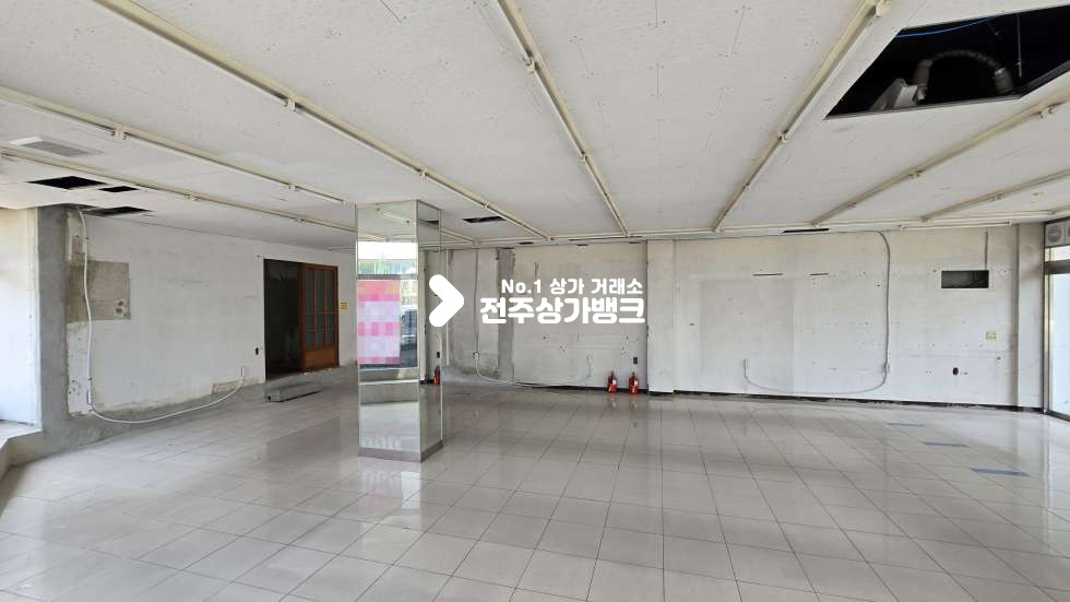 전북 전주완산구 삼천동1가 삼천동 효문여중부근 유동인구많아 가시성좋은 1층상가 즉시입주가능 ! 월세 매물번호 17650 사진 1