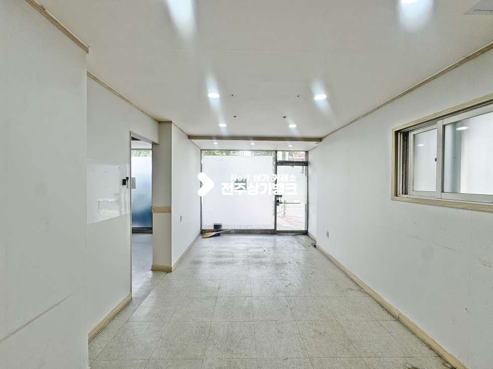 전북 전주완산구 효자동3가 이동교 부근 컨디션 좋은 상가 나왔습니다 평수는 넓고 월세는 저렴하고 월세 매물번호 17691 사진 2