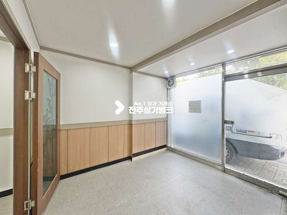 전북 전주완산구 효자동3가 이동교 부근 컨디션 좋은 상가 나왔습니다 평수는 넓고 월세는 저렴하고 월세 매물번호 17691 사진 3