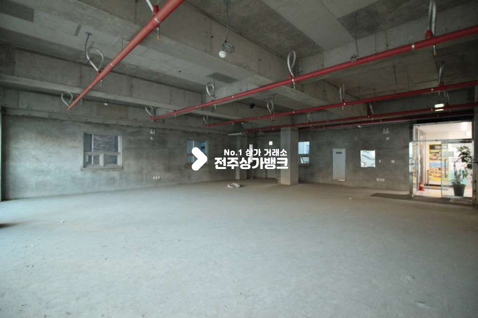 전북 완주군 이서면 갈산리 혁신도시 중심상권 대로변에 위치한 상가 매물입니다. 강력 추천드리는 자리!!! 월세 매물번호 10953 사진 6