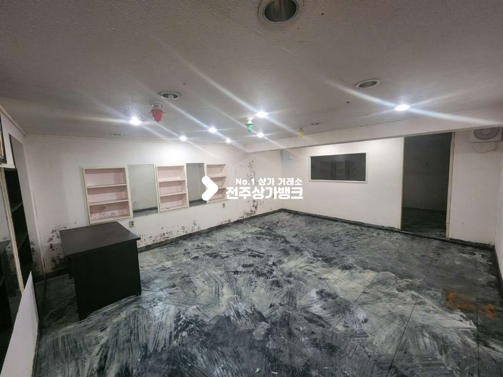 전북 전주완산구 중앙동3가 중앙동 웨리단길 지하까지 사용가능한 상가 즉시입주 가능합니다. 월세 매물번호 12347 사진 9