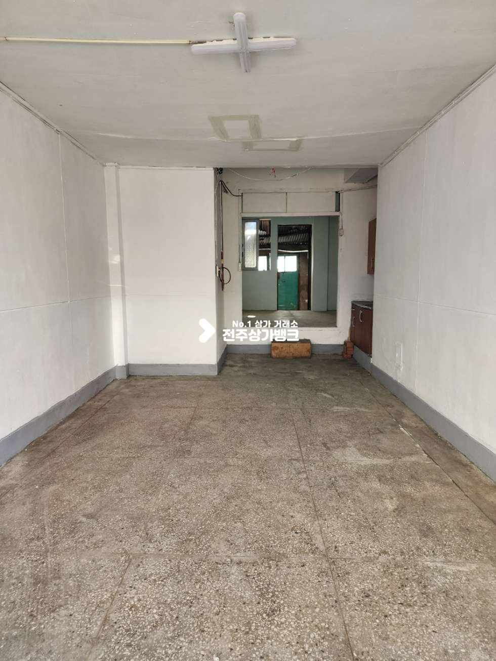 전북 전주완산구 풍남동2가 풍남동 한옥마을 입구쪽의 11평 저렴한 월세 즉시입주 가능합니다. 월세 매물번호 12381 사진 2