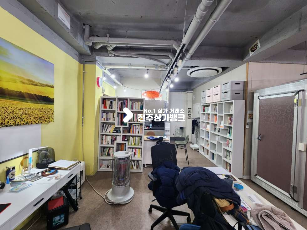 전북 전주완산구 서신동 백제로 다이소 부근 인테리어 잘되어있는 상가 협의입주가능합니다. 월세 매물번호 12431 사진 2