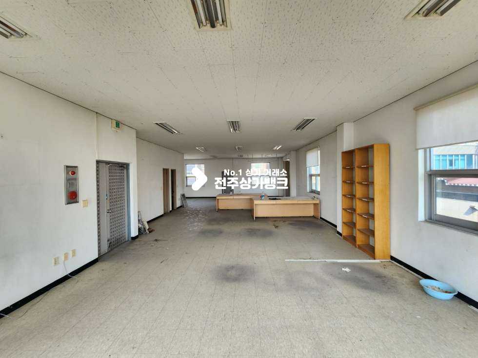 전북 전주완산구 서신동 서신동 대로변의 3층 상가 즉시입주 가능합니다. 월세 매물번호 12451 사진 2