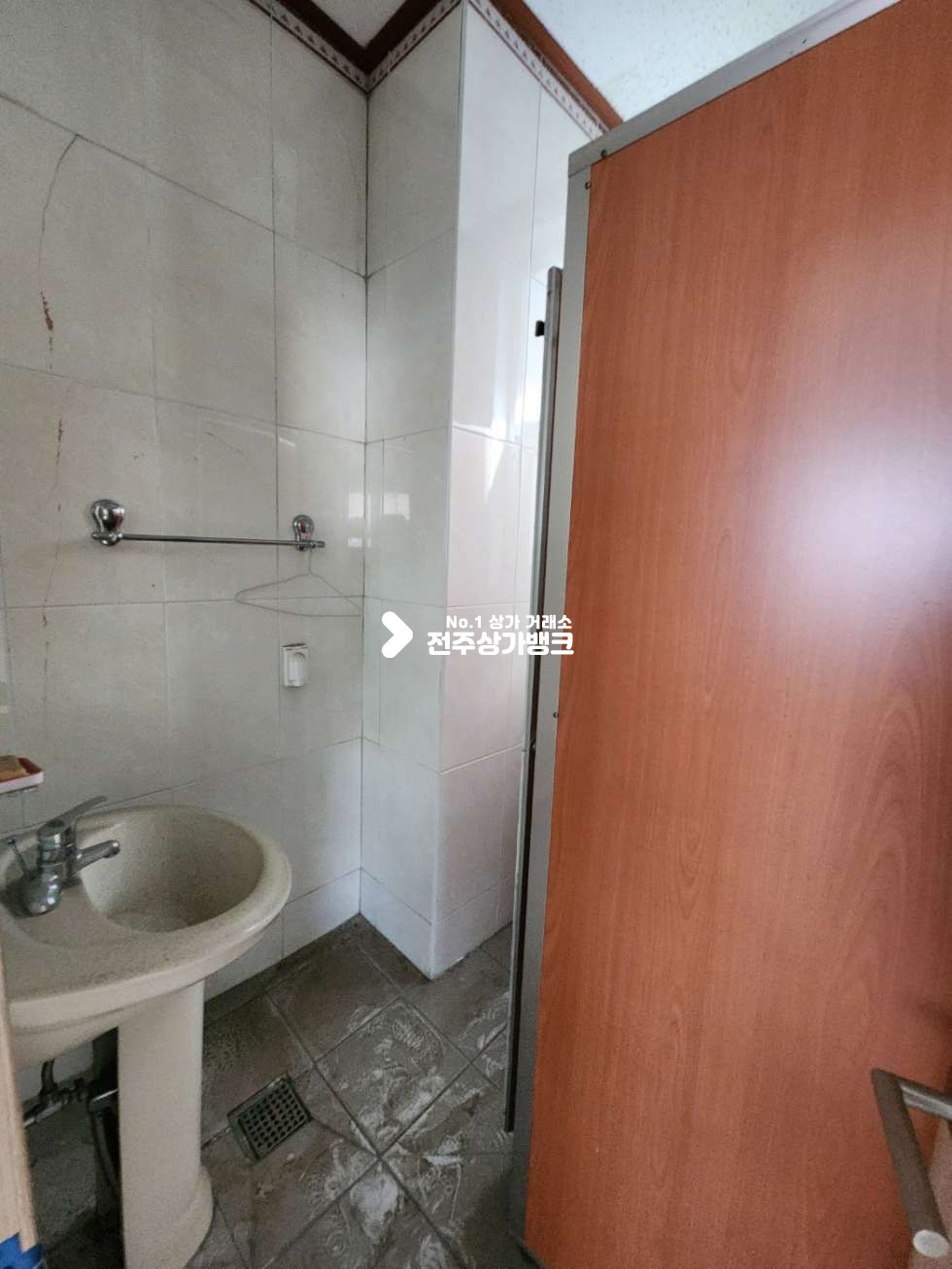 전북 전주완산구 서신동 서신동 대로변의 3층 상가 즉시입주 가능합니다. 월세 매물번호 12451 사진 9