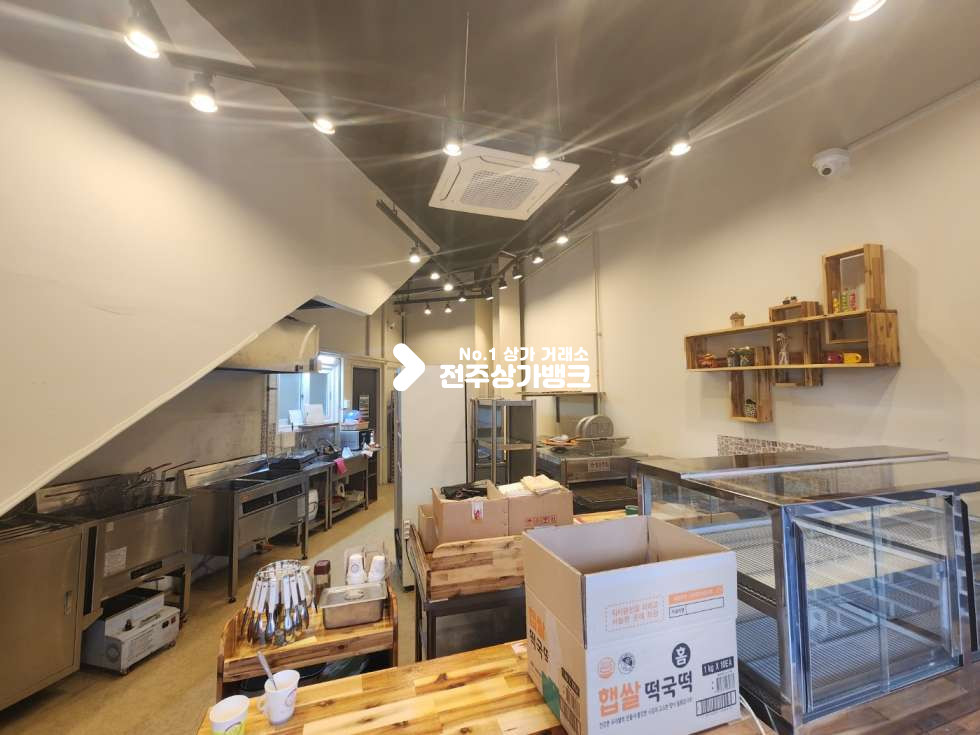 전북 전주완산구 삼천동1가 삼천동 먹자골목 인테리어 잘된 양도양수 매물 협의입주 가능합니다. 월세 매물번호 12465 사진 2