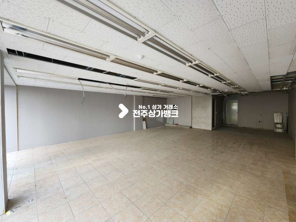 전북 전주덕진구 우아동3가 아파트 상권 대로변의 리모델링 상가 즉시입주 가능합니다. 월세 매물번호 12497 사진 3