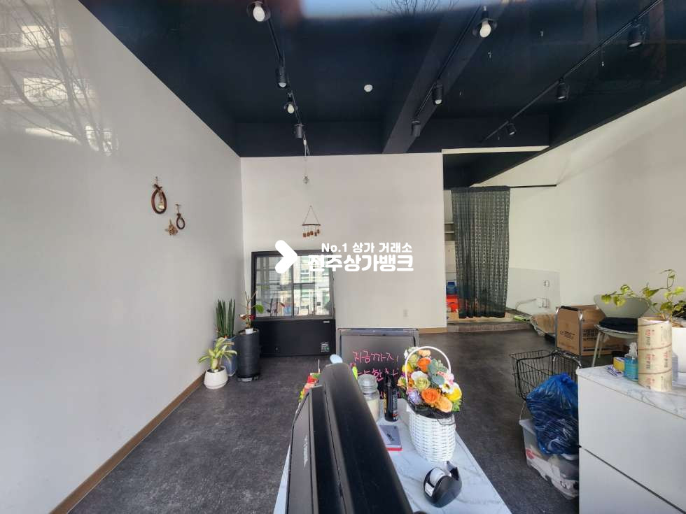 전북 전주완산구 평화동2가 평화동2가 유동인구 많은곳 ! 전용 약 17평 무권리금 상가 즉시입주가능합니다 월세 매물번호 12547 사진 1