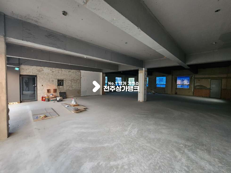 전북 전주완산구 평화동2가 평화동 사거리 대로변 유동인구 매우많은 넒은 상가 즉시입주 가능합니다. 월세 매물번호 12665 사진 3
