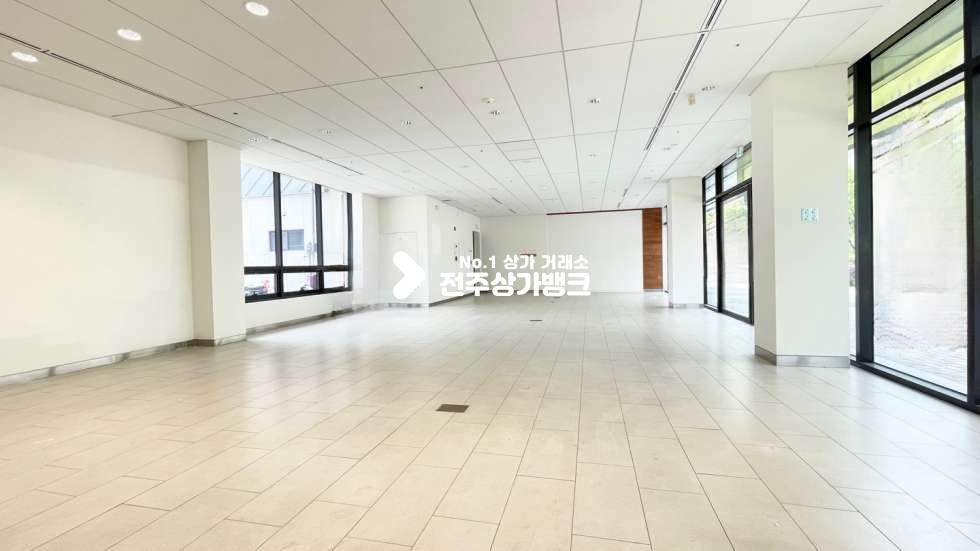 전북 전주완산구 효자동2가 ✨유동인구많은✨깔끔한80평대✨1층상가✨전시장,가구점,캠핑용품점✨적극 추천드립니다^^ 월세 매물번호 12737 사진 9