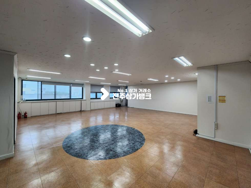 전북 전주완산구 중화산동2가 중화산동2가 대로변 광고효과 좋은 대형 사무실 즉시입주가능합니다 월세 매물번호 12778 사진 1