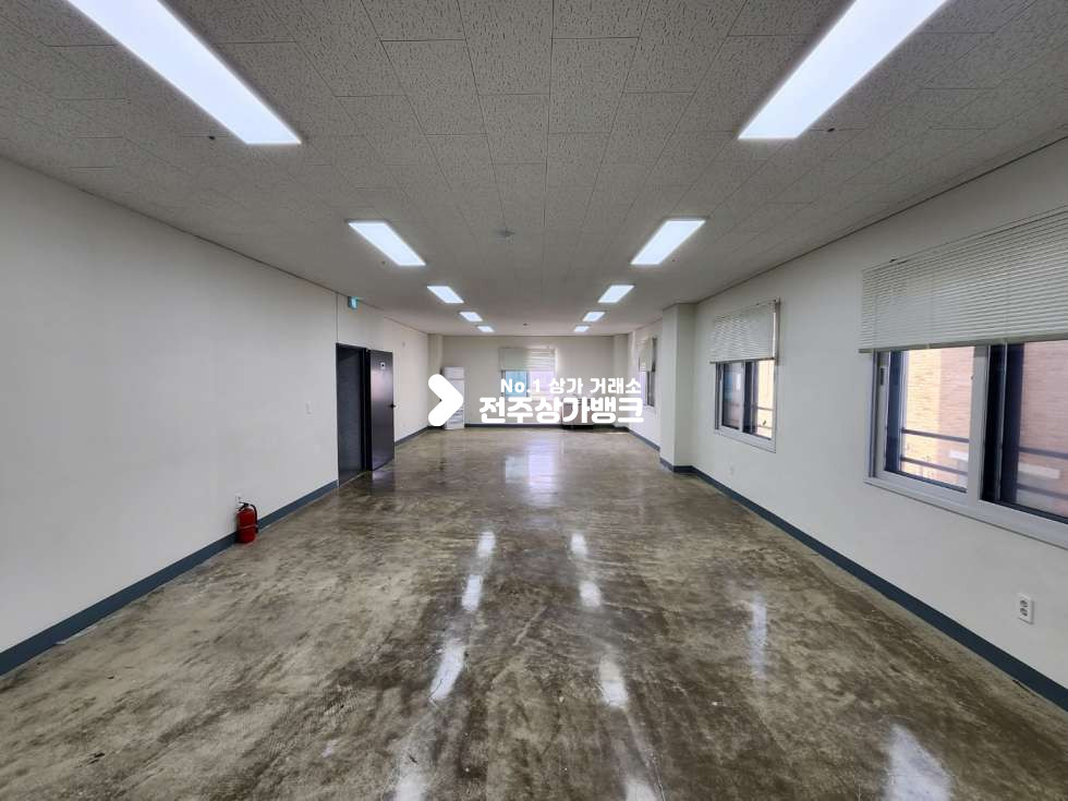 전북 전주완산구 효자동2가 효자동2가 신축 사무실 임대 , 블라인드,에어컨 ,천장,바닥 설비 완료 , 즉시입주 가능합니다. 월세 매물번호 12859 사진 5