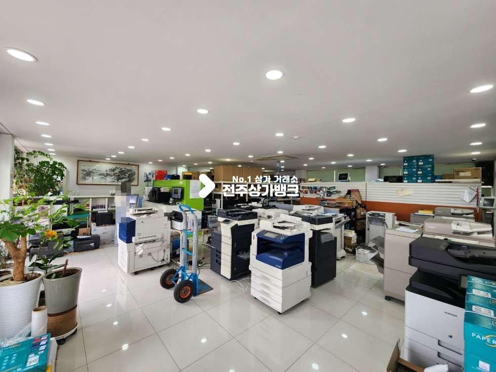 전북 전주완산구 서신동 서신동 고등학교 부근 1층 상가&사무실 , 냉난방기 옵션 50평형대 협의입주 가능합니다. 월세 매물번호 12867 사진 2