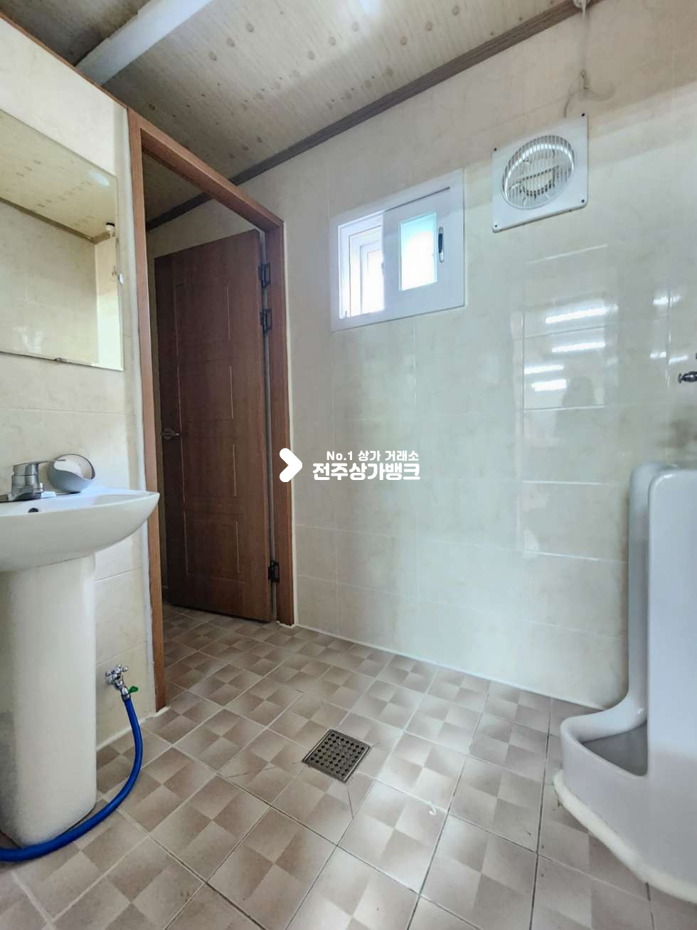 전북 전주완산구 서신동 서신동 대로변에 위치한 주차장있는 1층 단독건물 음식점 상가 즉시입주 가능합니다. 월세 매물번호 12885 사진 8