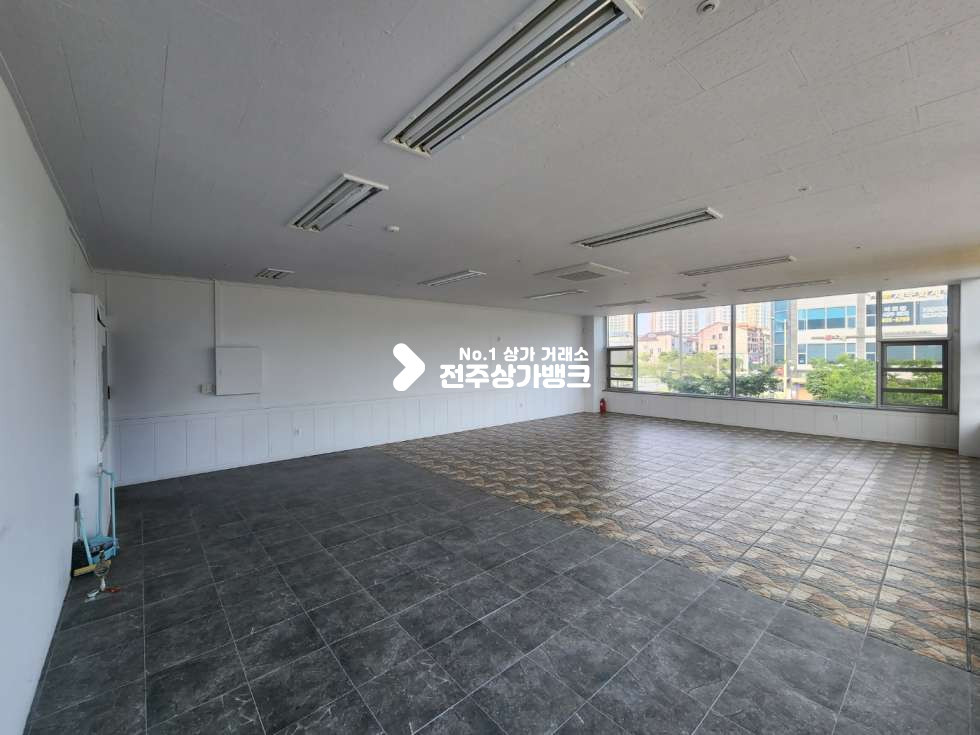 전북 완주군 이서면 갈산리 이서면 혁신동 사거리 27평의 개방감이 끝내주는 사무실 임대 즉시입주 가능합니다. 월세 매물번호 12937 사진 1