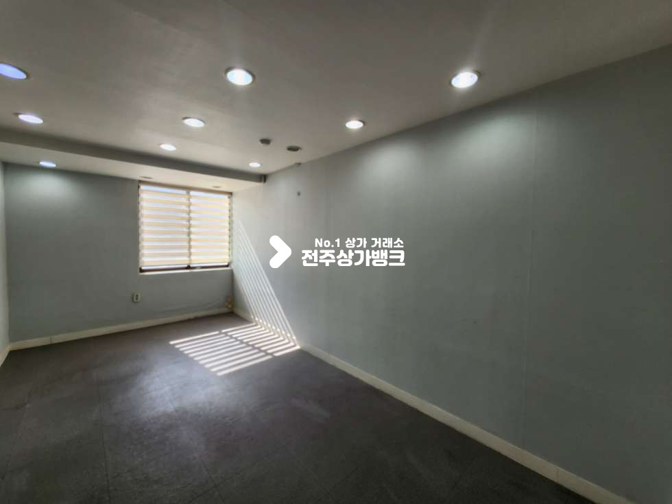 전북 전주완산구 효자동1가 효자동1가 아파트 인근 3거리 부근 전용 약 50평형의 넒은 상가 칸막이,천정,바닥시공 완료 즉시입주 가능합니다. 월세 매물번호 12959 사진 9