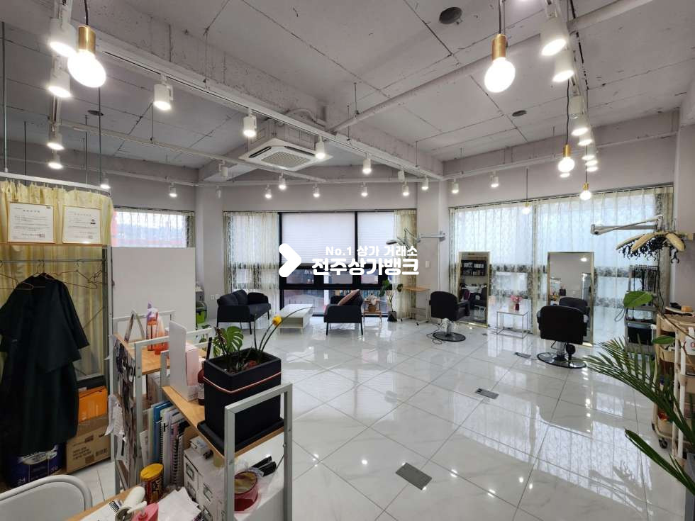 전북 전주완산구 고사동 시내 유동인구 많은 2층 미용실 양도양수입니다. 월세 매물번호 12335 사진 1