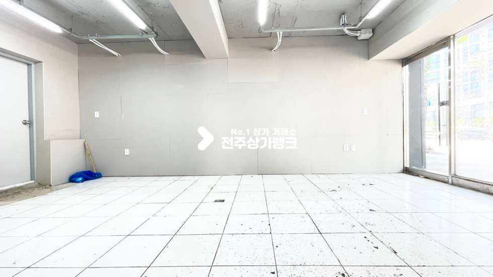 전북 전주완산구 효자동1가 JH ★ 올리모델링★대로변★10평★1층상가★사무실 , 공방★위치최고★추천매물 ~~보증금절충가 월세 매물번호 12740 사진 2