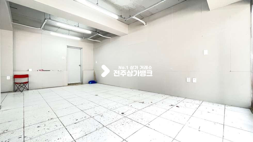 전북 전주완산구 효자동1가 JH ★ 올리모델링★대로변★10평★1층상가★사무실 , 공방★위치최고★추천매물 ~~보증금절충가 월세 매물번호 12740 사진 3