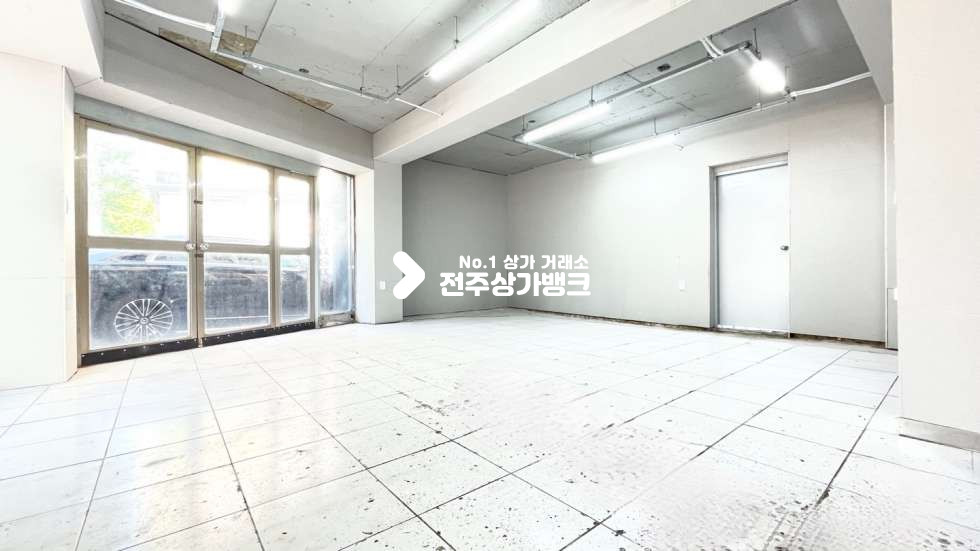 전북 전주완산구 효자동1가 JH ★ 대로변모서리★올리모델링★10평★1층상가★사무실 , 공방★위치최고★추천매물 ~~보증금절충가 월세 매물번호 12739 사진 3