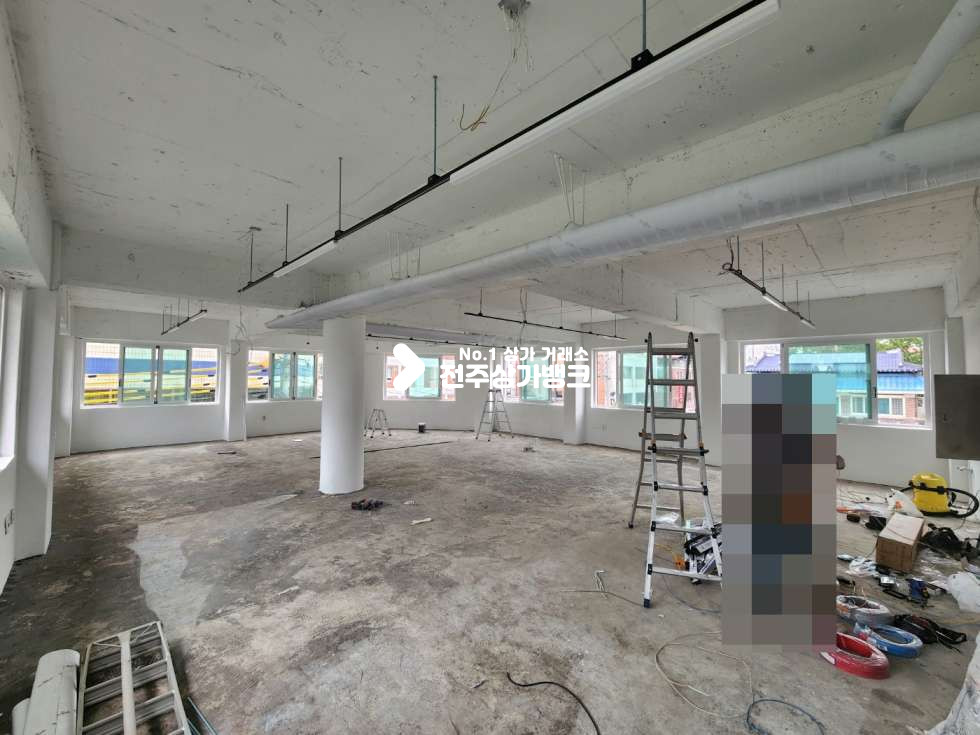전북 전주완산구 중화산동2가 JY 리모델링 진행된 2층 상가 천장,창틀등 개방감좋고 채광이 좋은 상가임대 즉시입주가능합니다. 월세 매물번호 13067 사진 1