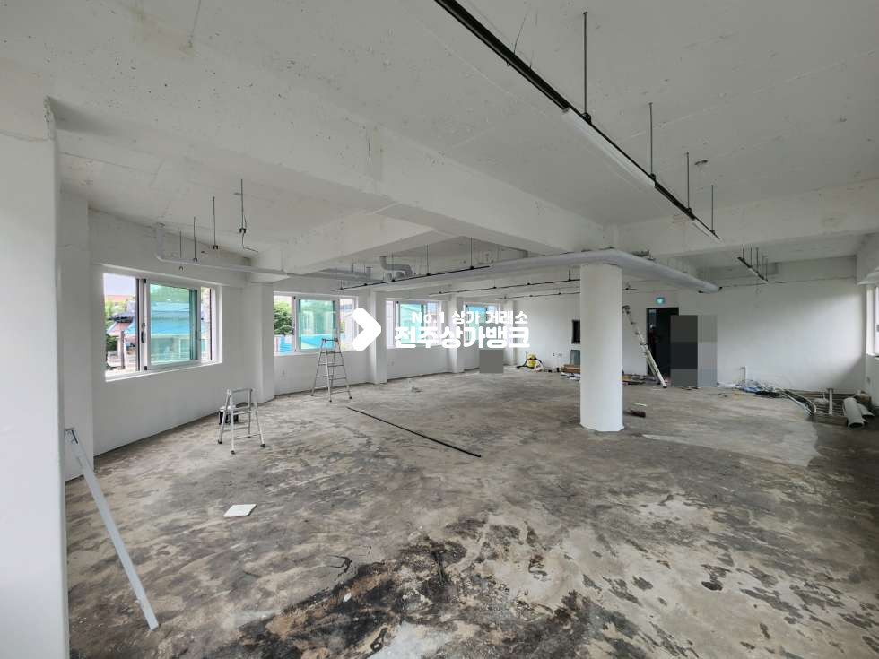 전북 전주완산구 중화산동2가 JY 리모델링 진행된 2층 상가 천장,창틀등 개방감좋고 채광이 좋은 상가임대 즉시입주가능합니다. 월세 매물번호 13067 사진 2