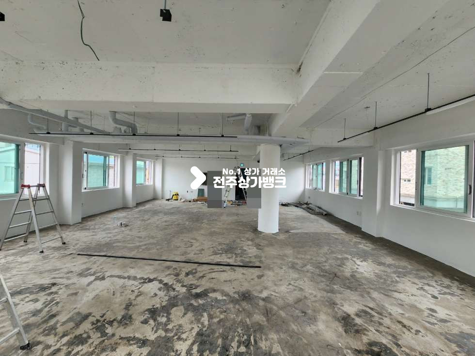 전북 전주완산구 중화산동2가 JY 리모델링 진행된 2층 상가 천장,창틀등 개방감좋고 채광이 좋은 상가임대 즉시입주가능합니다. 월세 매물번호 13067 사진 3
