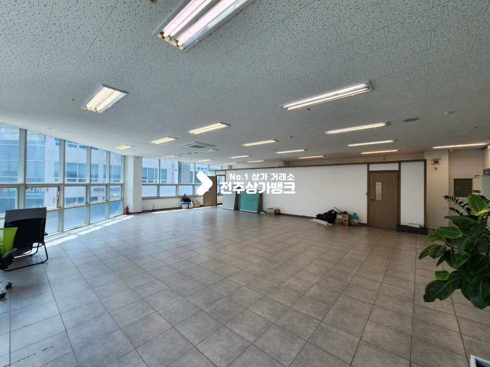 전북 전주완산구 효자동2가 JY 효자동 신시가지 전용 45평형대 천장,바닥,룸,에어컨시설까지 완비 즉시입주가능 ! 월세 매물번호 13081 사진 3