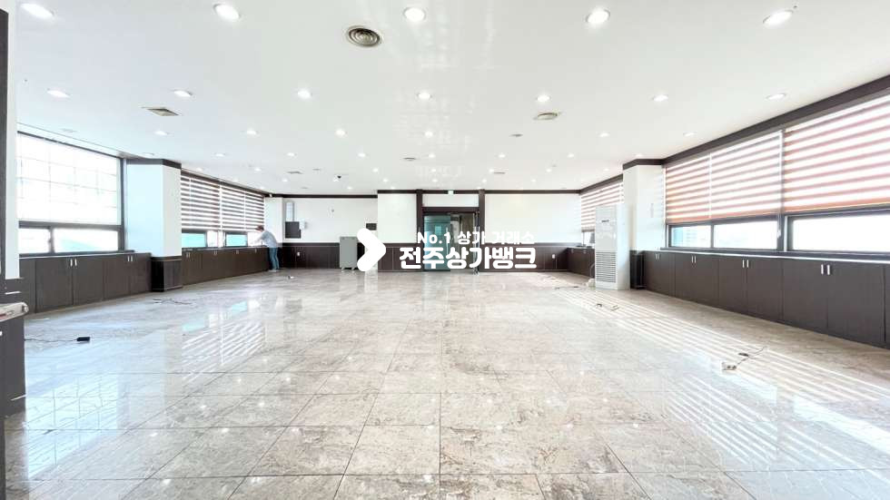전북 전주완산구 서신동 ✨서신동✨ 대로변 ✨대형 사무실 임대 70평형✨ 저렴한 가격✨ 룸,대표님실 ✨화장실까지 ~즉시입주 가능합니다. 월세 매물번호 12962 사진 1