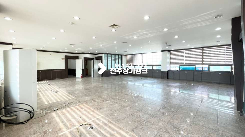 전북 전주완산구 서신동 ✨서신동✨ 대로변 ✨대형 사무실 임대 70평형✨ 저렴한 가격✨ 룸,대표님실 ✨화장실까지 ~즉시입주 가능합니다. 월세 매물번호 12962 사진 6