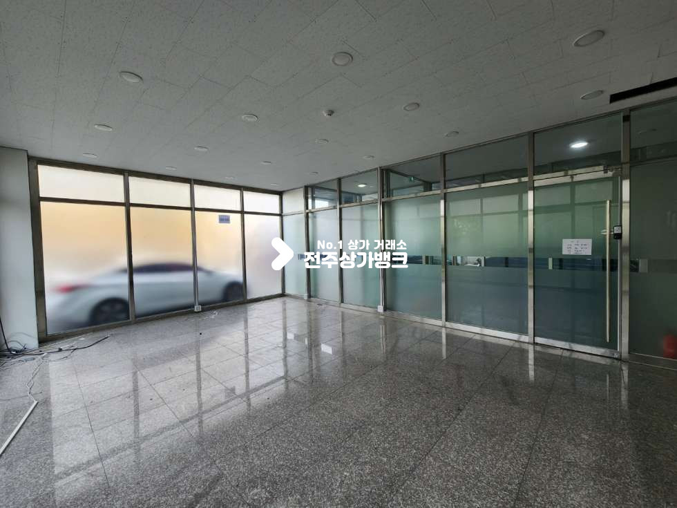 전북 전주완산구 효자동2가 JY 효자동2가 롯데마트 부근 1층 상가 벽면 유리벽시공 천정,바닥 깔끔 즉시입주 가능합니다. 월세 매물번호 13164 사진 3