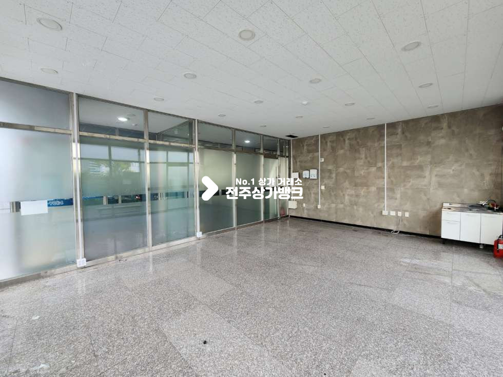 전북 전주완산구 효자동2가 JY 효자동2가 롯데마트 부근 1층 상가 벽면 유리벽시공 천정,바닥 깔끔 즉시입주 가능합니다. 월세 매물번호 13164 사진 4