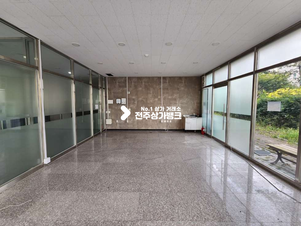 전북 전주완산구 효자동2가 JY 효자동2가 롯데마트 부근 1층 상가 벽면 유리벽시공 천정,바닥 깔끔 즉시입주 가능합니다. 월세 매물번호 13164 사진 5
