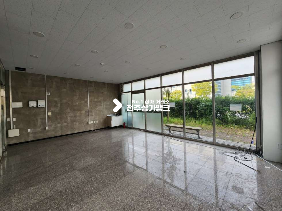 전북 전주완산구 효자동2가 JY 효자동2가 롯데마트 부근 1층 상가 벽면 유리벽시공 천정,바닥 깔끔 즉시입주 가능합니다. 월세 매물번호 13164 사진 6