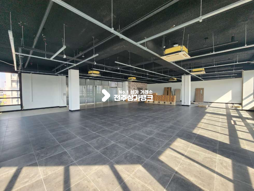전북 전주완산구 효자동2가 JY 80평형대 대형 상가 에어컨 5대 완비 천장,바닥 시설 공사 완비 된 우정청 근처 대로변상가즉시입주가능 월세 매물번호 13236 사진 1