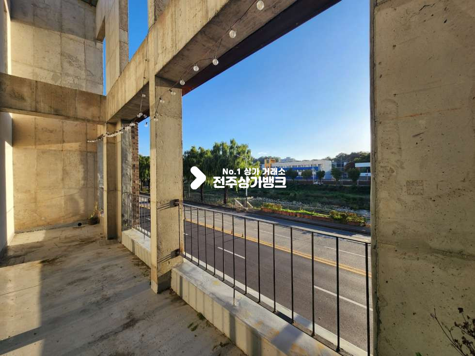 전북 전주완산구 다가동4가 JY 다가동 객리단길 외부 천변로쪽 2층 상가 천변쪽 테라스 존재 즉시입주 가능합니다. 월세 매물번호 13252 사진 8