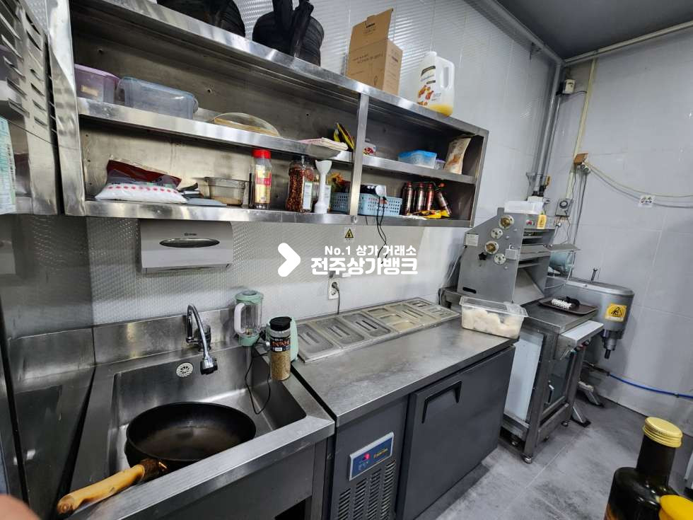 전북 전주완산구 평화동2가 JY 뷰가 매우 좋은 평화동2가 양식당 권리금 상가 전용 약 65평 인테리어 최상 권리금 협의가능합니다. 월세 매물번호 13142 사진 17