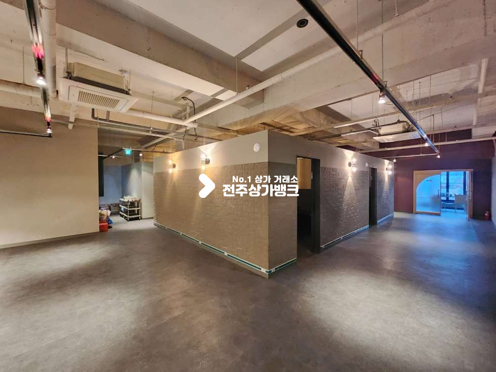 전북 전주완산구 효자동3가 JY 신시가지 위치좋은 빠상가 실면적 100평의 넒고 럭셔리한 빠상가 룸 9곳 대형 주방 완비 권리금협의가능 합니다. 월세 매물번호 13297 사진 2
