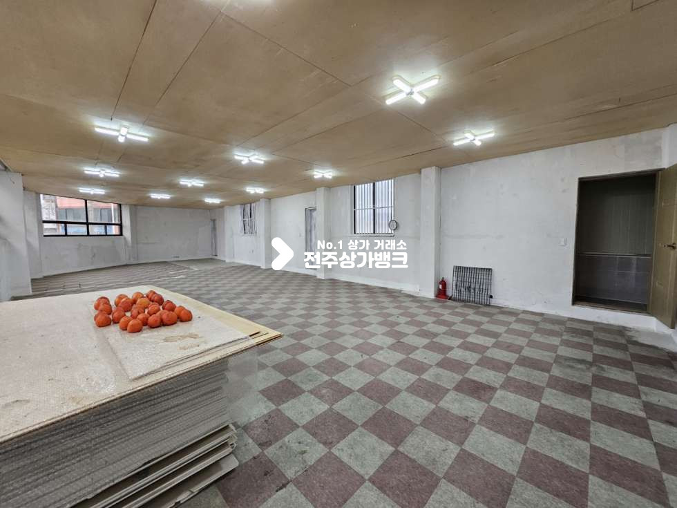 전북 전주덕진구 우아동3가 대로변 코너 2층//평수대비 저렴한 상가//베란다 월세 매물번호 13464 사진 4