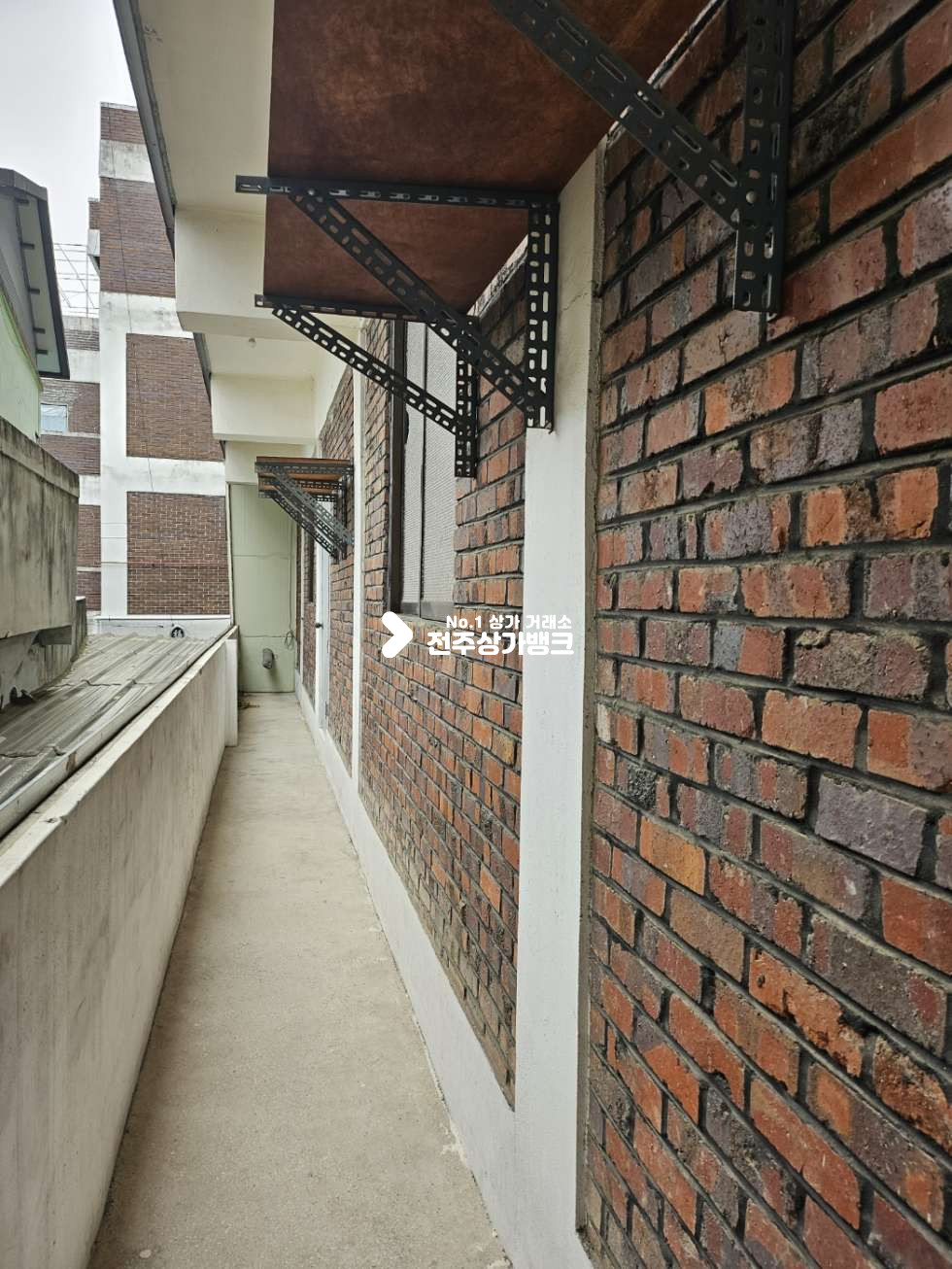 전북 전주덕진구 우아동3가 대로변 코너 2층//평수대비 저렴한 상가//베란다 월세 매물번호 13464 사진 5