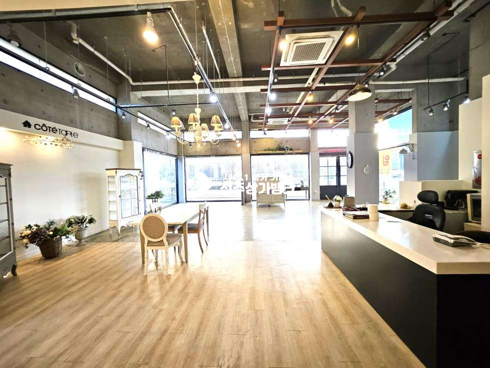 전북 전주완산구 효자동2가 신시가지 대로//사거리 코너 1층//노출 최상//내부 인테리어//월세 협의가능 월세 매물번호 13471 사진 1