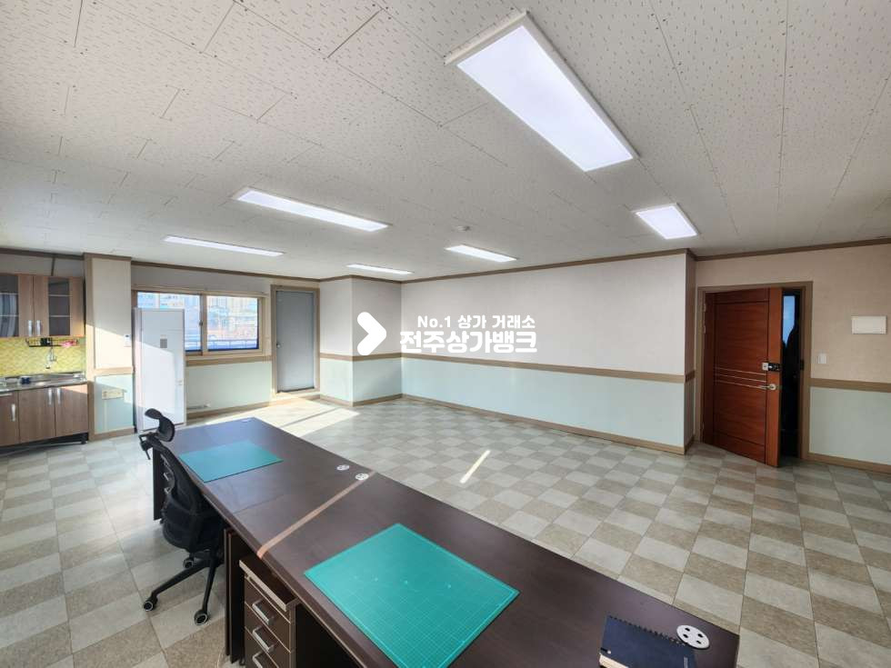 전북 전주완산구 효자동2가 JY 저렴한 월세 천장,바닥깔끔 에어컨 옵션으로 있는 사무실 임대 25평형 즉시입주가능 월세 매물번호 13497 사진 3